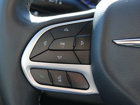 Used 2022 Chrysler Pacifica Touring-L image 30