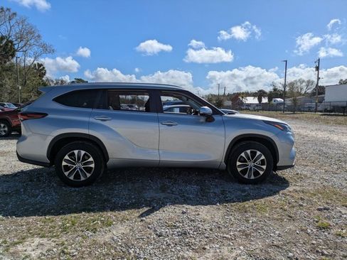 Certified 2024 Toyota Highlander XLE image 4