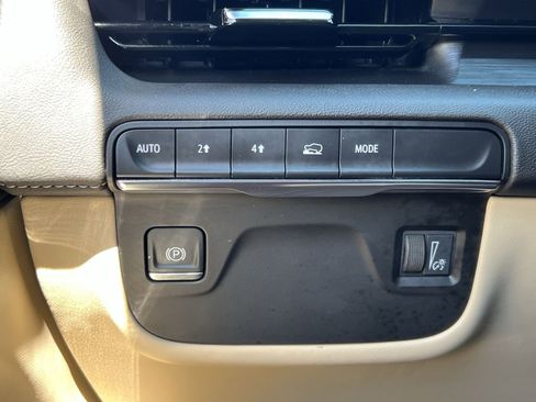 Used 2024 Cadillac Escalade Premium Luxury AWD/4WD image 39