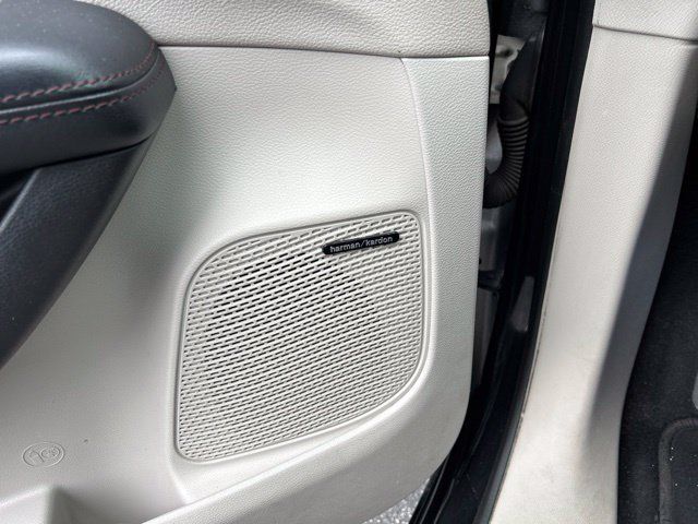 Used 2017 Chrysler Pacifica Limited FWD image 32