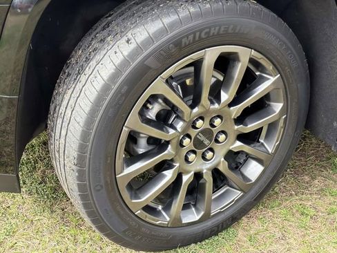 Used 2023 GMC Acadia Denali w/ Black Diamond Edition image 17