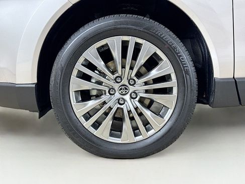 Used 2024 Toyota Venza Limited image 22