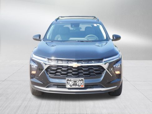 Used 2025 Chevrolet Trax LT FWD image 2