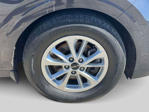Used 2024 Kia Carnival LX FWD image 7