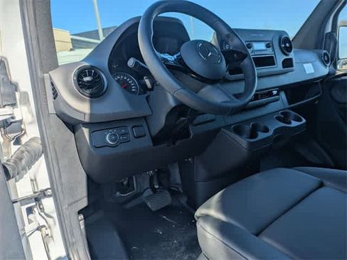 Used 2025 Mercedes-Benz Sprinter 2500 image 2