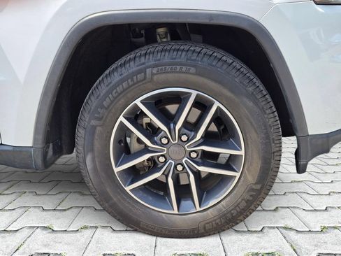 Used 2019 Jeep Grand Cherokee Limited RWD image 3