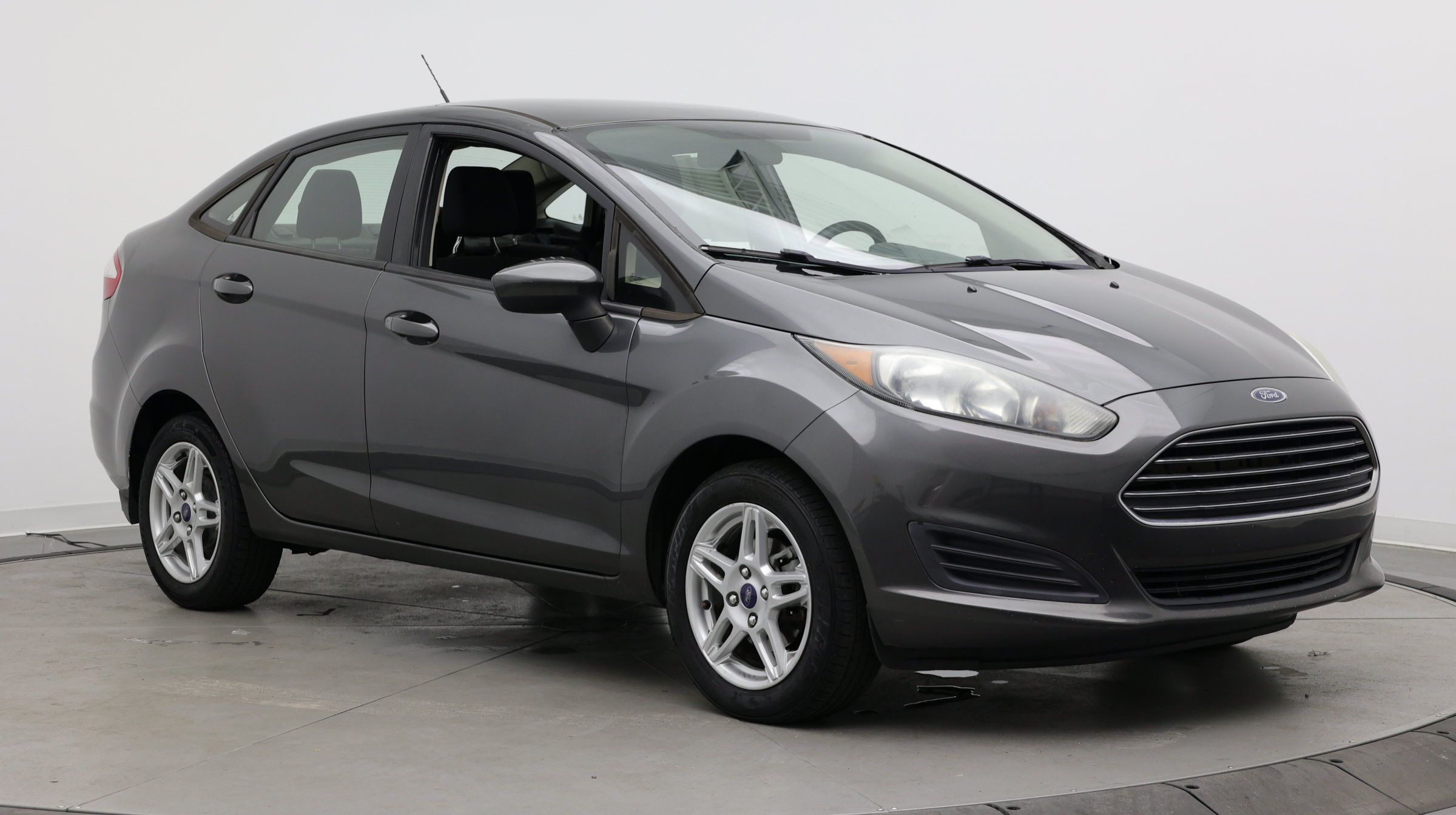 Used 2018 Ford Fiesta SE FWD image 3