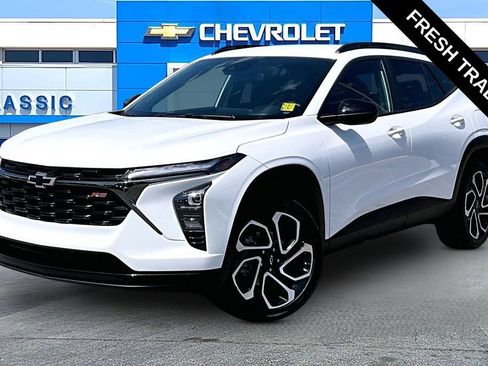 Used 2025 Chevrolet Trax RS w/ Driver Confidence Package FWD image 2