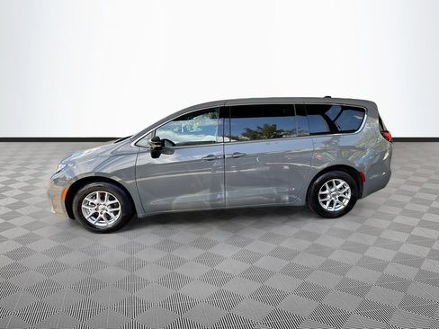 Used 2025 Chrysler Pacifica Select FWD image 9