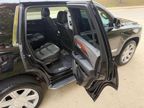 Used 2015 Cadillac Escalade Luxury image 24