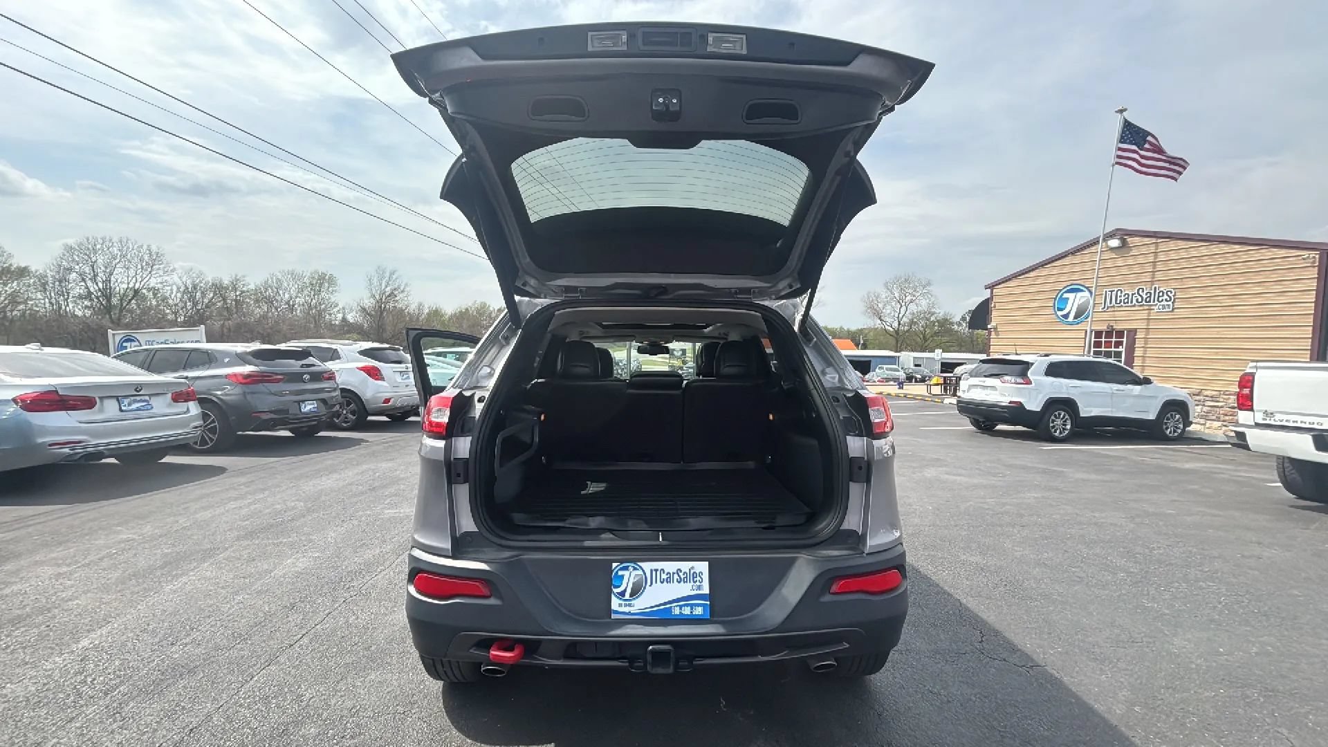 Used 2017 Jeep Cherokee Trailhawk w/ Comfort/Convenience Group AWD/4WD image 16