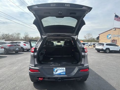 Used 2017 Jeep Cherokee Trailhawk w/ Comfort/Convenience Group AWD/4WD image 16