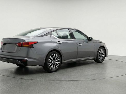 Used 2025 Nissan Altima 2.5 SV FWD image 9