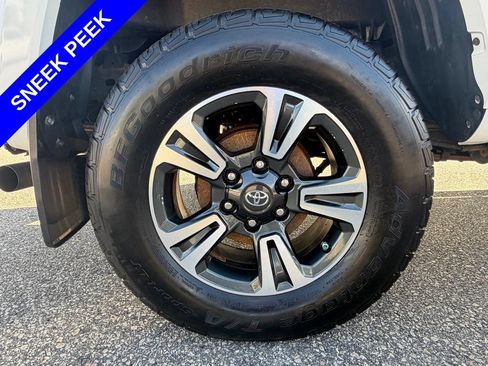 Used 2018 Toyota Tacoma TRD Sport w/ Technology Package AWD/4WD image 17