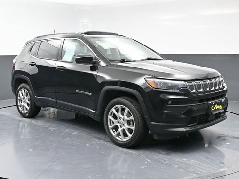 Used 2022 Jeep Compass Latitude w/ Sun and Sound Group image 3