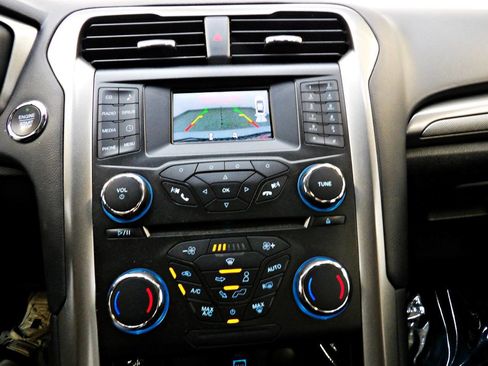 Used 2018 Ford Fusion SE FWD image 16