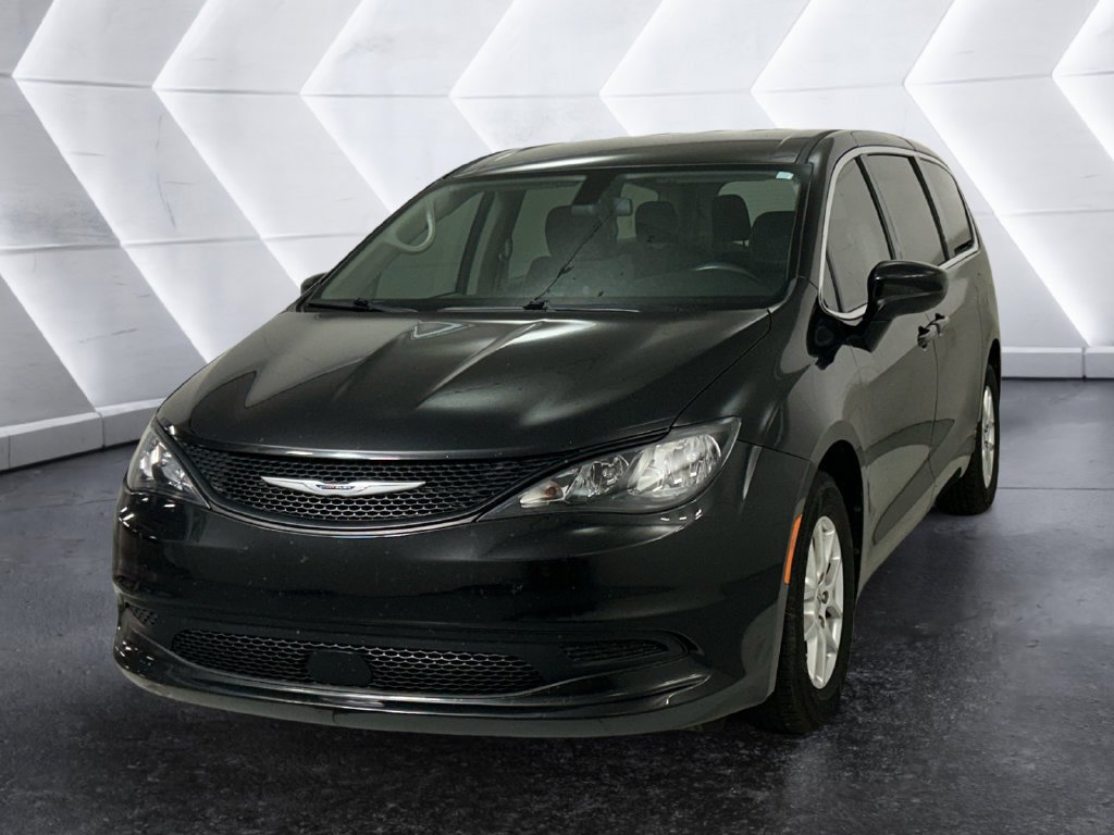 Used 2022 Chrysler Voyager LX FWD image 3