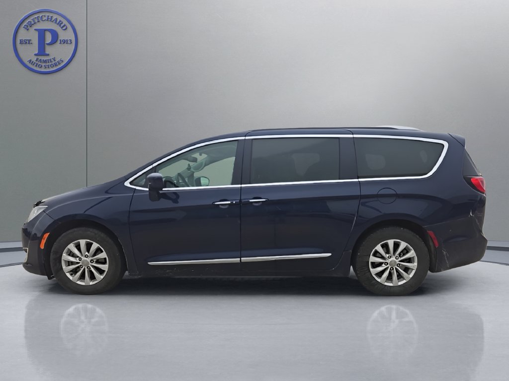 Used 2019 Chrysler Pacifica Touring-L FWD image 4
