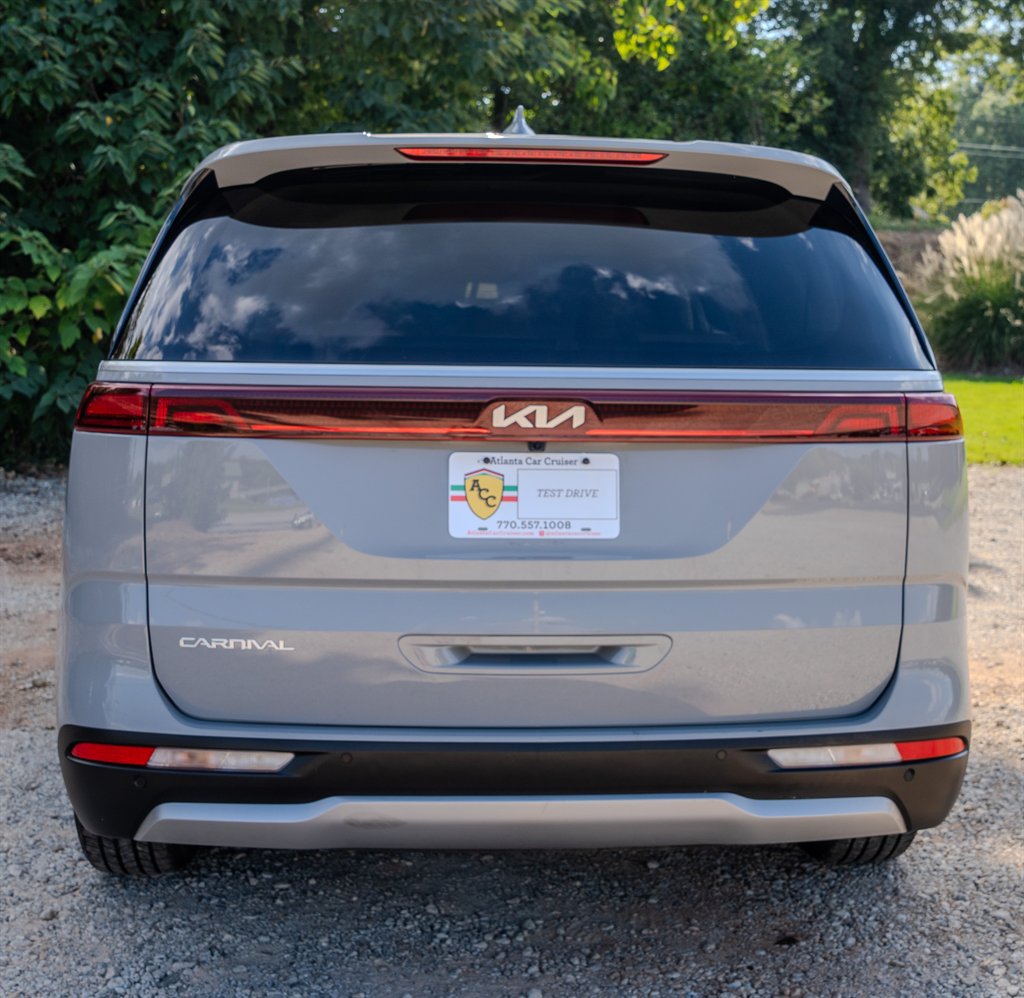 Used 2024 Kia Carnival EX FWD image 4