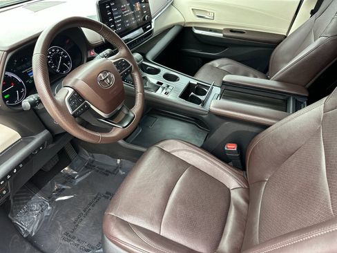 Used 2023 Toyota Sienna Platinum FWD image 11