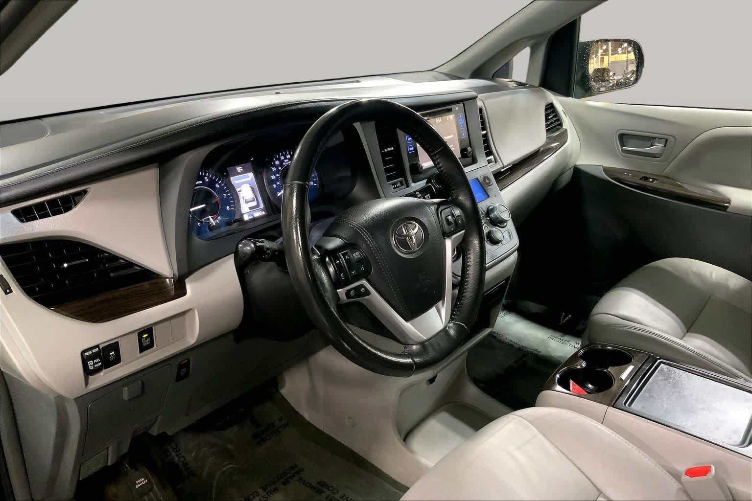 Used 2017 Toyota Sienna XLE FWD image 18