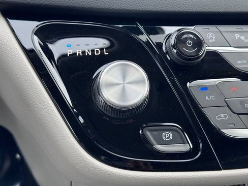 Used 2023 Chrysler Pacifica Touring-L FWD image 31