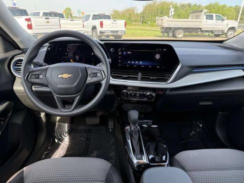 Used 2025 Chevrolet Trax LT FWD image 13