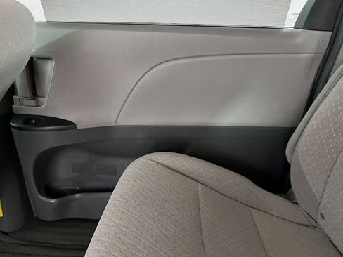 Used 2015 Toyota Sienna LE FWD image 29