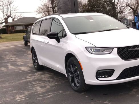 New 2026 Chrysler Pacifica Select w/ S Appearance Package AWD/4WD image 2