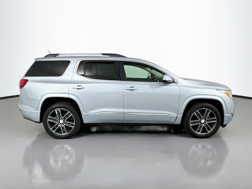 Used 2017 GMC Acadia Denali w/ Technology Package FWD image 4