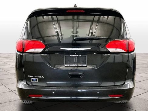 Used 2017 Chrysler Pacifica Touring w/ Tire & Wheel Group FWD image 4