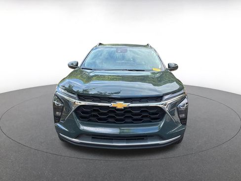 Used 2025 Chevrolet Trax LT FWD image 2