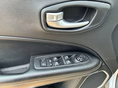 Used 2018 Jeep Compass Latitude w/ Popular Equipment Group AWD/4WD image 17