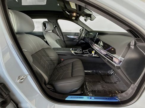 New 2026 BMW 750e xDrive image 30