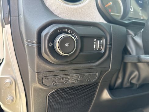 Used 2024 Jeep Wrangler Unlimited Sahara AWD/4WD image 30