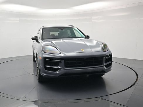 Used 2024 Porsche Cayenne Turbo AWD/4WD image 40