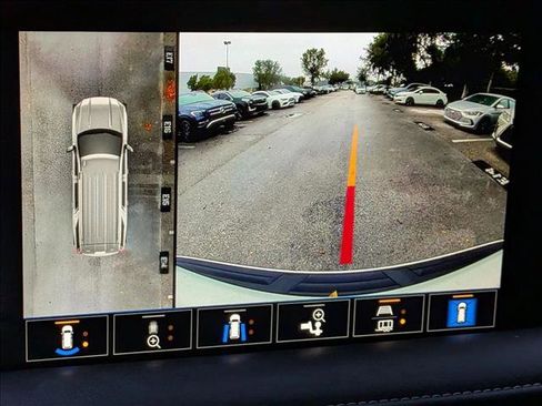 Used 2023 GMC Yukon SLT w/ SLT Luxury Package image 11