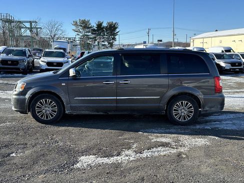 Used 2014 Chrysler Town & Country Touring-L image 5