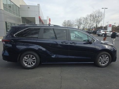 Used 2025 Toyota Sienna LE image 8