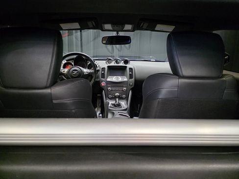 Used 2020 Nissan 370Z NISMO RWD image 2