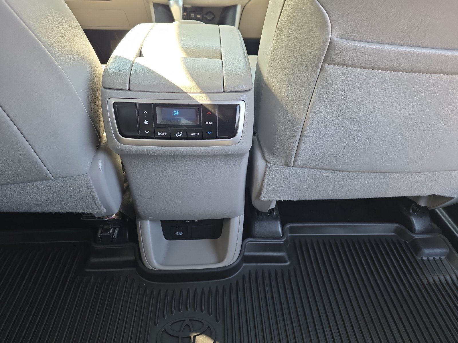 Used 2019 Toyota Highlander XLE AWD/4WD image 16