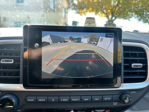 Used 2024 Hyundai Venue Limited image 18
