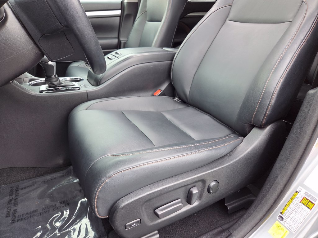 Used 2018 Toyota Highlander XLE AWD/4WD image 32
