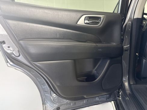 Used 2020 Nissan Pathfinder Platinum FWD image 26