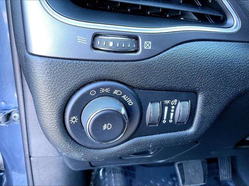 Used 2020 Jeep Cherokee Latitude Plus w/ Cold Weather Group AWD/4WD image 34