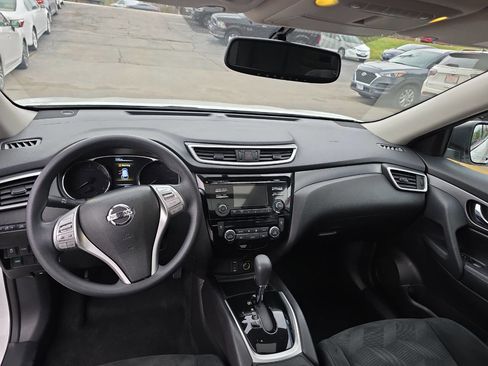 Used 2015 Nissan Rogue SV w/ SV Moonroof Package image 11