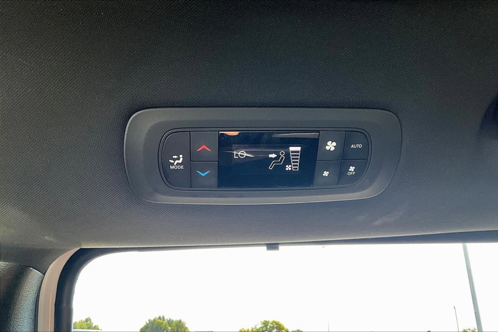 Used 2025 Chrysler Pacifica Select FWD image 25