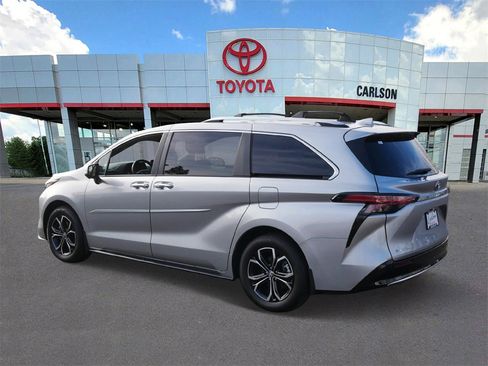 Used 2025 Toyota Sienna Platinum image 6