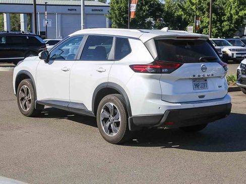 Used 2024 Nissan Rogue SV w/ SV Premium Package FWD image 2