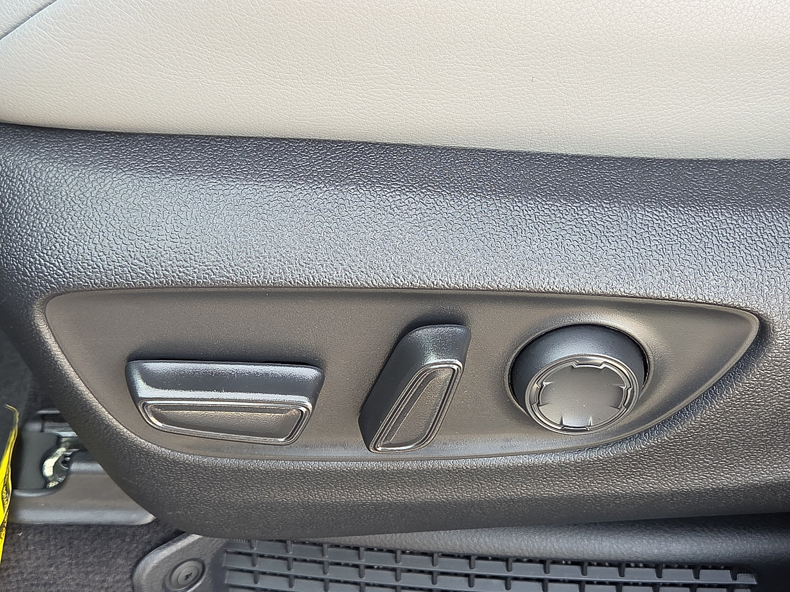 Used 2025 Toyota Sienna XLE FWD image 16